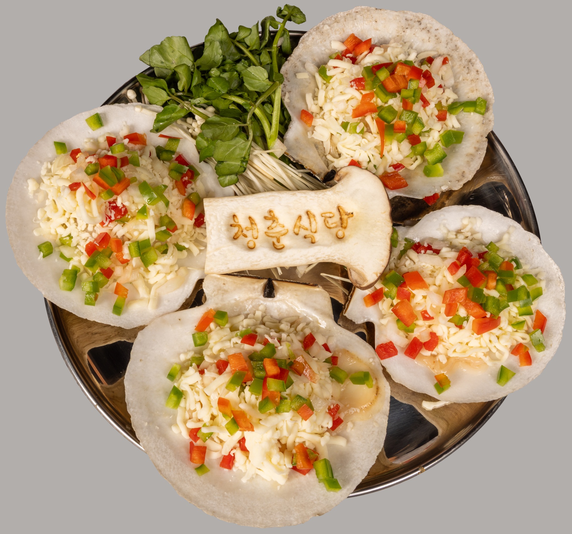 Baked clams with cheese and vegetables